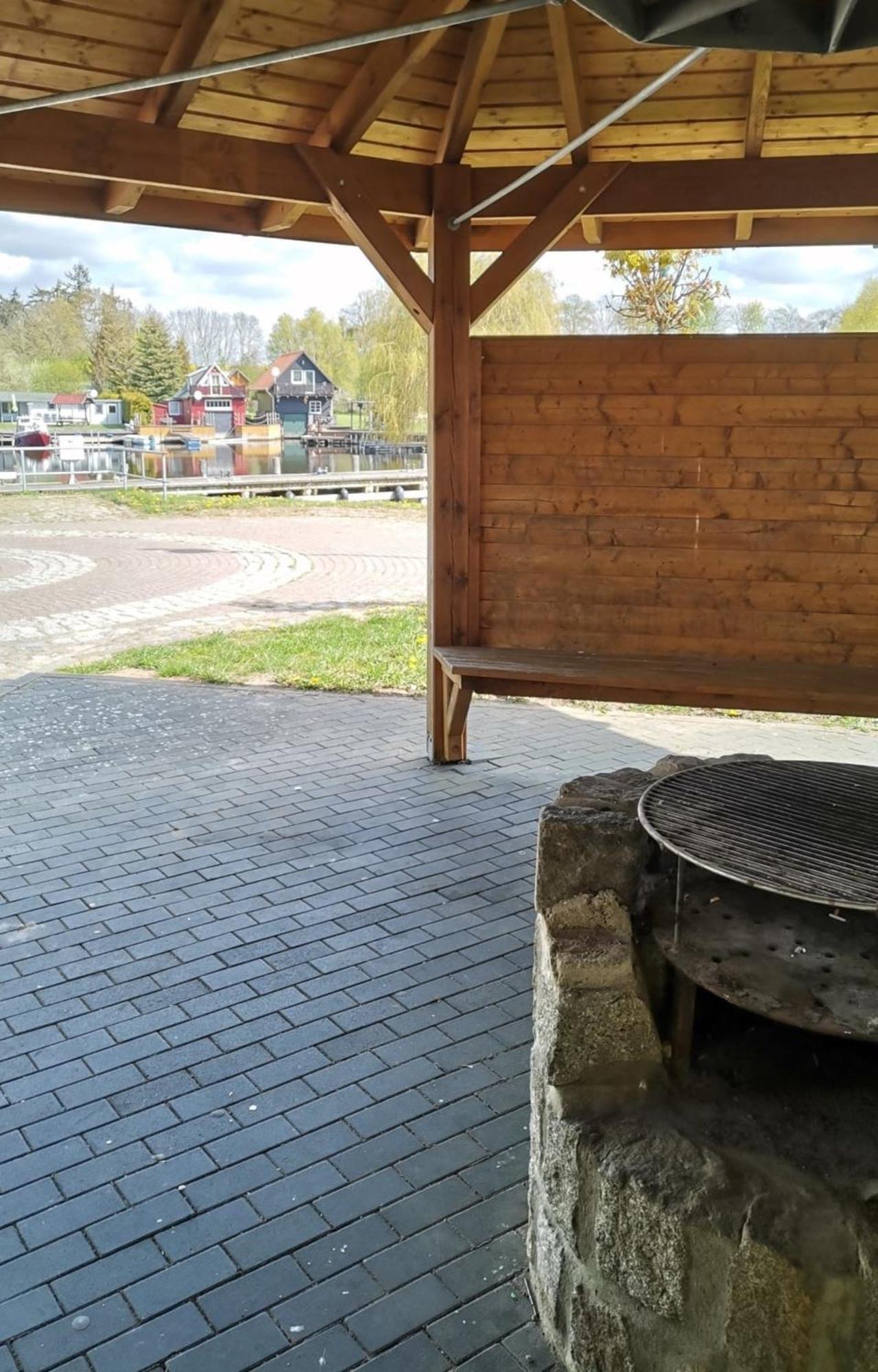 Ferienwohnung Neukalen Bagian luar foto